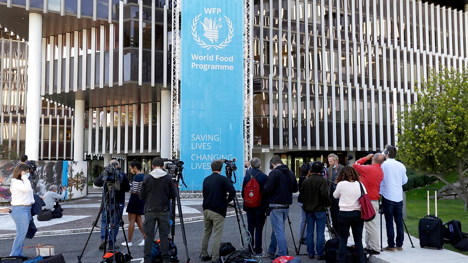 يقف صحفيون خارج مقر برنامج الأغذية العالمي التابع للأمم المتحدة في روما، يوم الجمعة 9 أكتوبر/تشرين الأول 2020.