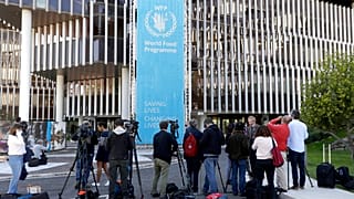 يقف صحفيون خارج مقر برنامج الأغذية العالمي التابع للأمم المتحدة في روما، يوم الجمعة 9 أكتوبر/تشرين الأول 2020.