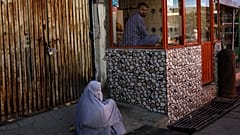 Eine Frau bettelt vor einer Bäckerei in Kabul, Afghanistan, am Freitag, dem 9. Juni 2023