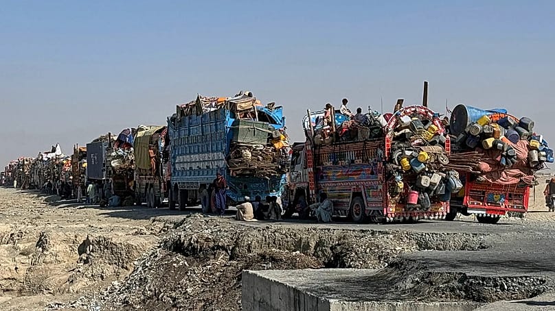 Afghanische Flüchtlinge neben Lastwagen, die mit ihren Habseligkeiten beladen sind, und warten darauf, in ihre Heimat zurückzukehren, 29. Oktober 2025
