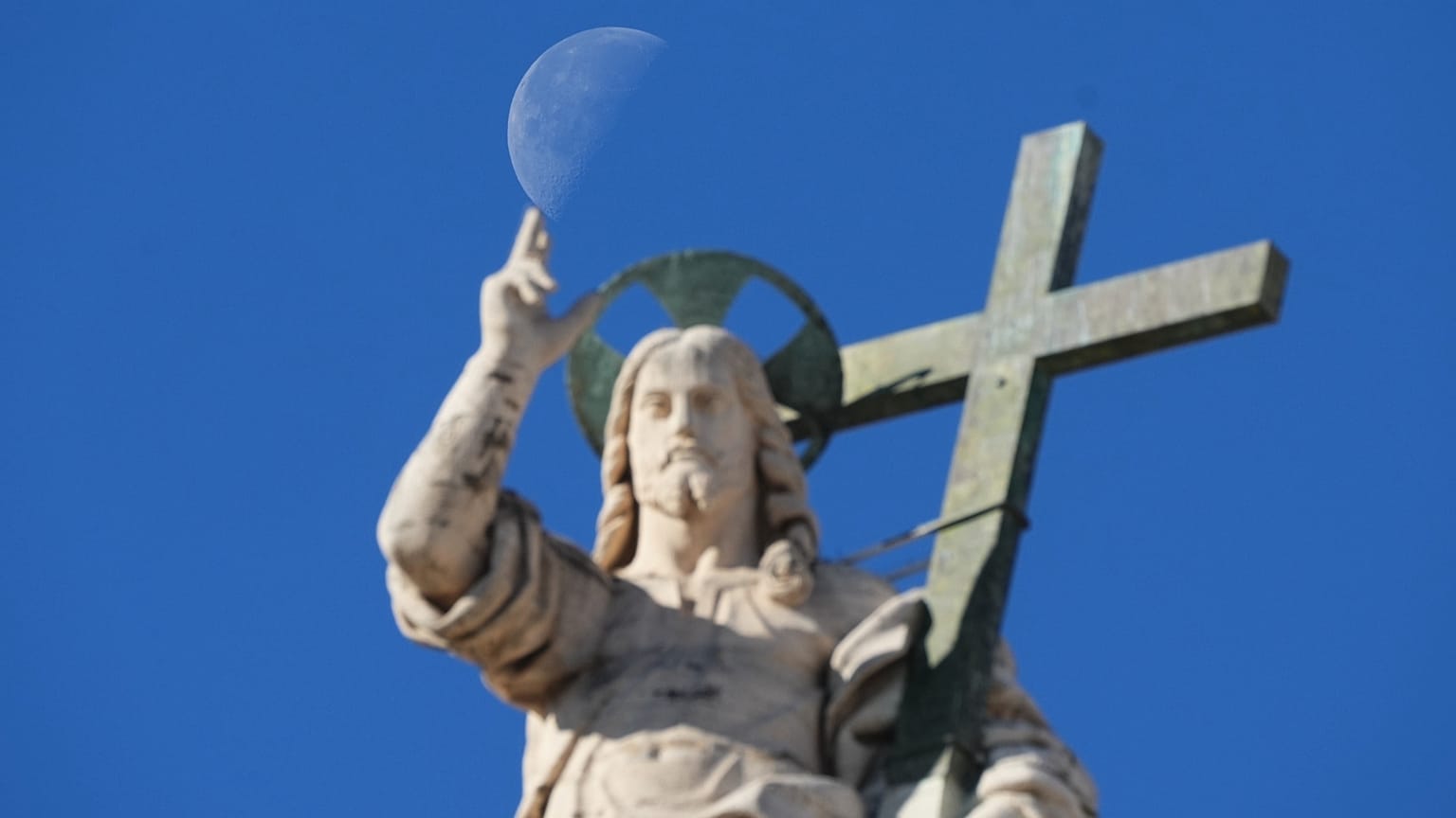 مجسمه عیسی مسیح در میدان سن پیتر واتیکان