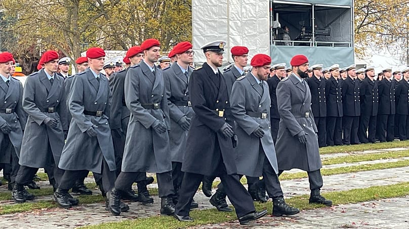 Rekruten laufen ein bei der Feier "70 Jahre Bundeswehr" in Berlin, 12.11.2025