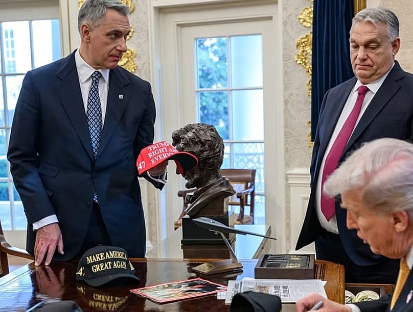 Trumpnak mindenben igaza van feliratú sapkát íratott alá Lázár János és Orbán Viktor az amerikai elnökkel, 2025. november 7-én