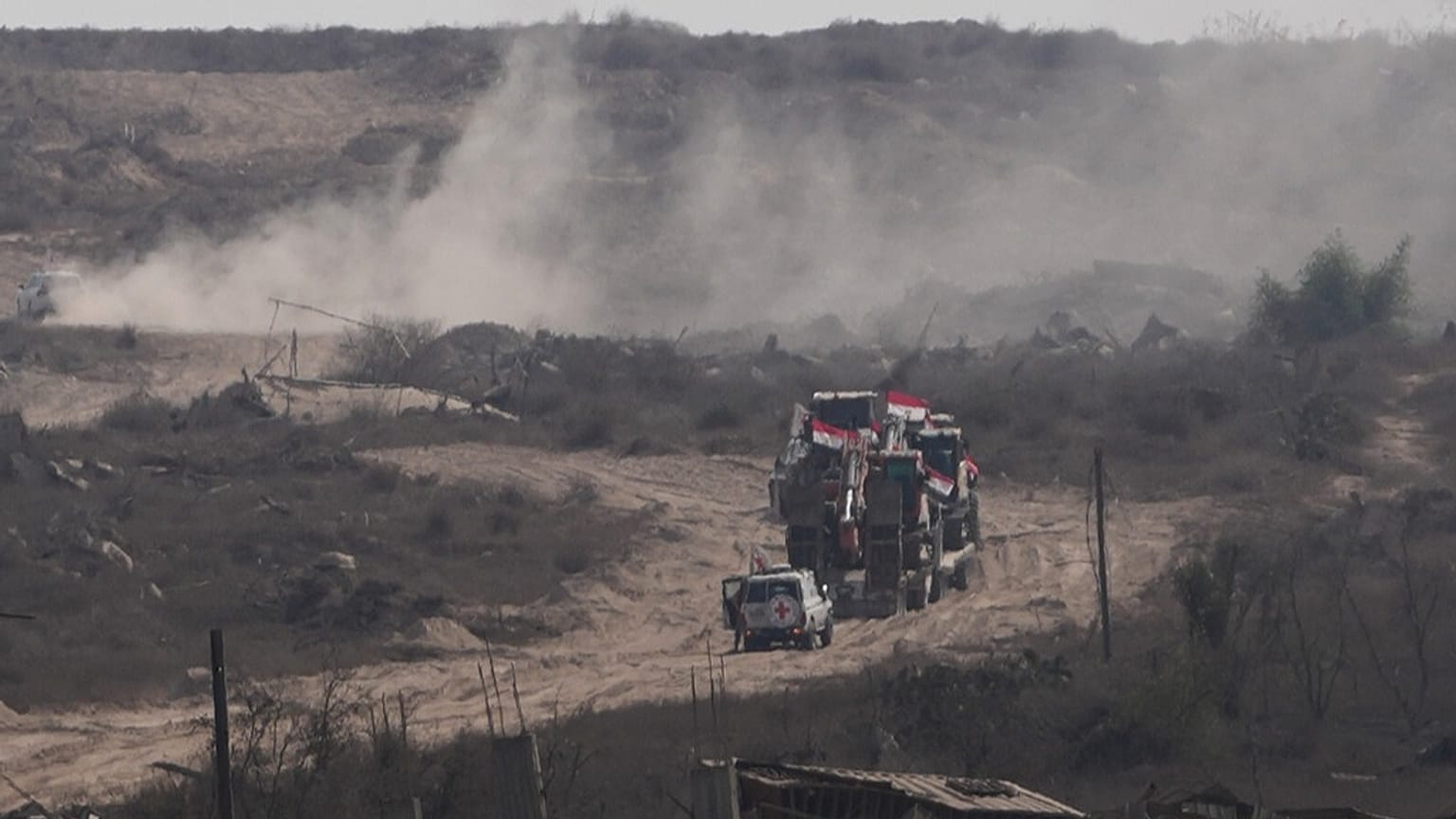 أعضاء من الصليب الأحمر الدولي وعمال مصريون يتوجهون شرق مدينة غزة للبحث عن جثث رهائن، الأربعاء 12 نوفمبر 2025.
