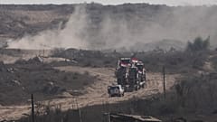 أعضاء من الصليب الأحمر الدولي وعمال مصريون يتوجهون شرق مدينة غزة للبحث عن جثث رهائن، الأربعاء 12 نوفمبر 2025.