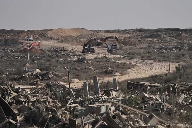 عناصر من حماس وعمال مصريون يبحثون عن جثث رهائن، برفقة أعضاء من الصليب الأحمر الدولي شرق مدينة غزة، الأربعاء 12 نوفمبر 2025.