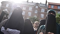 DATEI - Menschen demonstrieren in Kopenhagen, Dänemark, am Mittwoch, 1. August 2018, gegen ein Verbot von Gesichtsschleiern