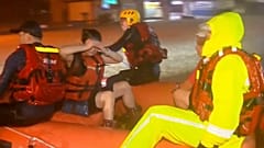 يقوم رجال الإنقاذ بإجلاء الأشخاص العالقين باستخدام قارب مطاطي في مقاطعة ييلان في شمال شرق تايوان يوم الثلاثاء 11 نوفمبر 2025. 