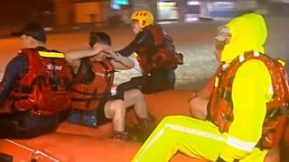 يقوم رجال الإنقاذ بإجلاء الأشخاص العالقين باستخدام قارب مطاطي في مقاطعة ييلان في شمال شرق تايوان يوم الثلاثاء 11 نوفمبر 2025. 