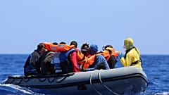 Οι αφίξεις ανθρώπων που διασώθηκαν στη θάλασσα συμβάλλουν στο να τεθούν η Ισπανία, η Ιταλία, η Ελλάδα και η Κύπρος "υπό μεταναστευτική πίεση", σύμφωνα με την Επιτροπή