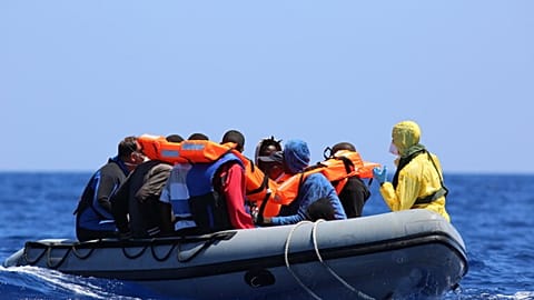 Przyjazdy osób uratowanych na morzu przyczyniają się do wywierania "presji migracyjnej" na Hiszpanię, Włochy, Grecję i Cypr, według Komisji.