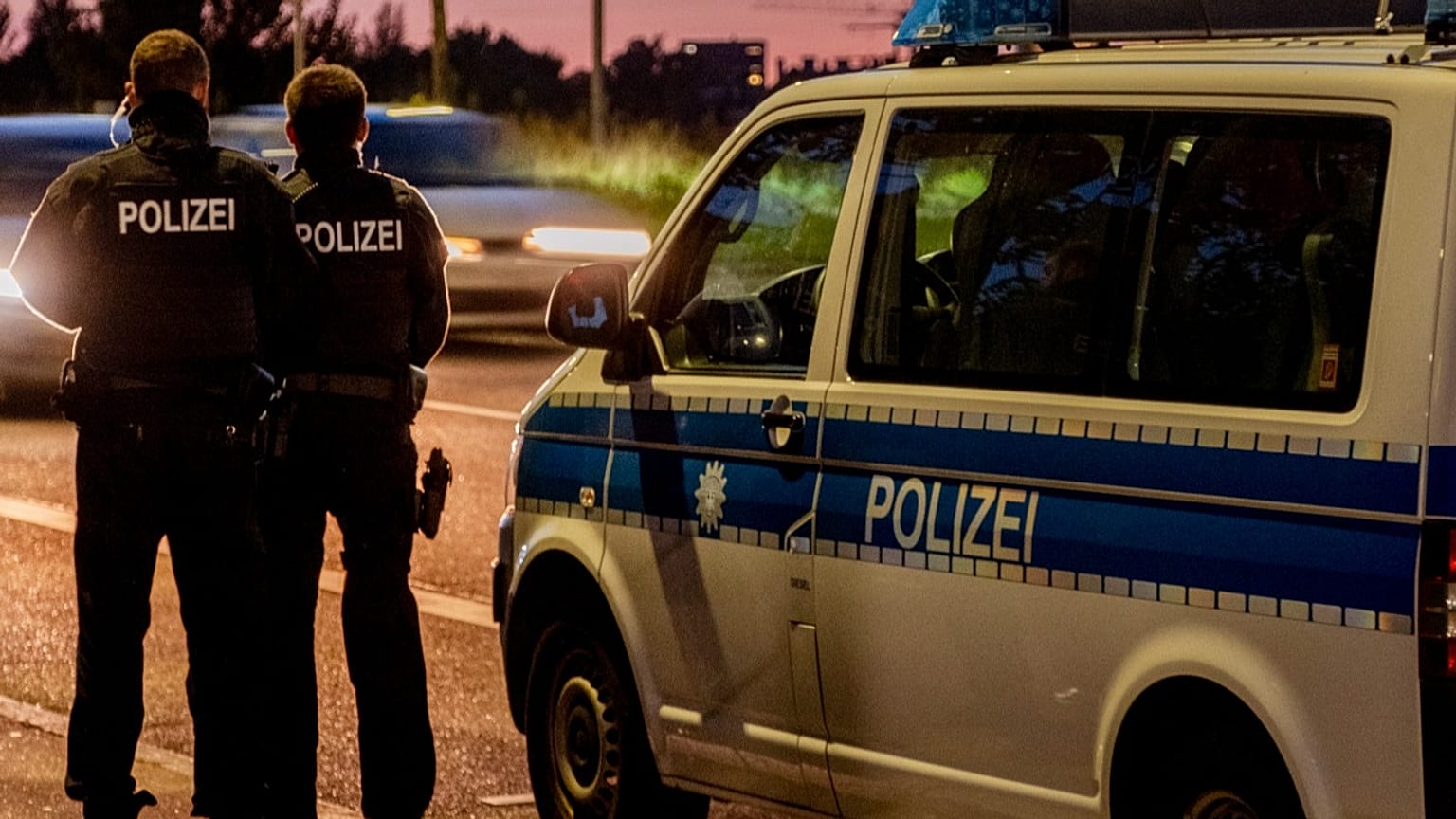 Deutsche Polizeibeamte stehen am Sonntag, 15. September 2024, an der Grenze zwischen Deutschland und Frankreich