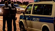 Deutsche Polizeibeamte stehen am Sonntag, 15. September 2024, an der Grenze zwischen Deutschland und Frankreich