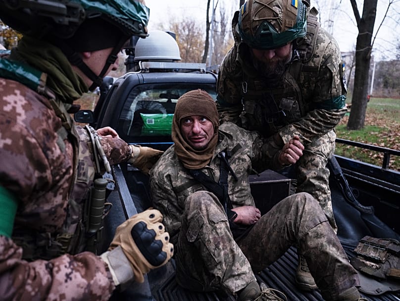 Des soldats ukrainiens évacuent leur camarade blessé Oleg Solonchak près de Kostyantynivka, dans la région de Donetsk, en Ukraine, le mardi 11 novembre 2025