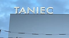 Neon "TANIEC" na budynku Pawilonu Tańca i Innych Sztuk Performatywnych w Warszawie.