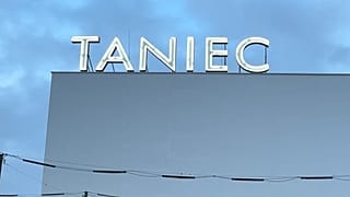 Neon "TANIEC" na budynku Pawilonu Tańca i Innych Sztuk Performatywnych w Warszawie.