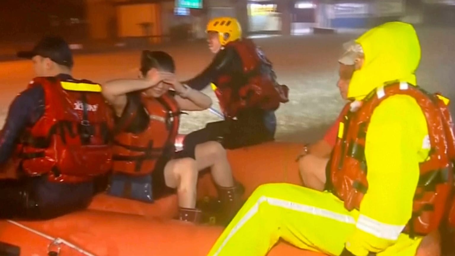 Los equipos de rescate evacuan a personas aisladas con una lancha neumática en el condado de Yilan, en el noreste de Taiwán