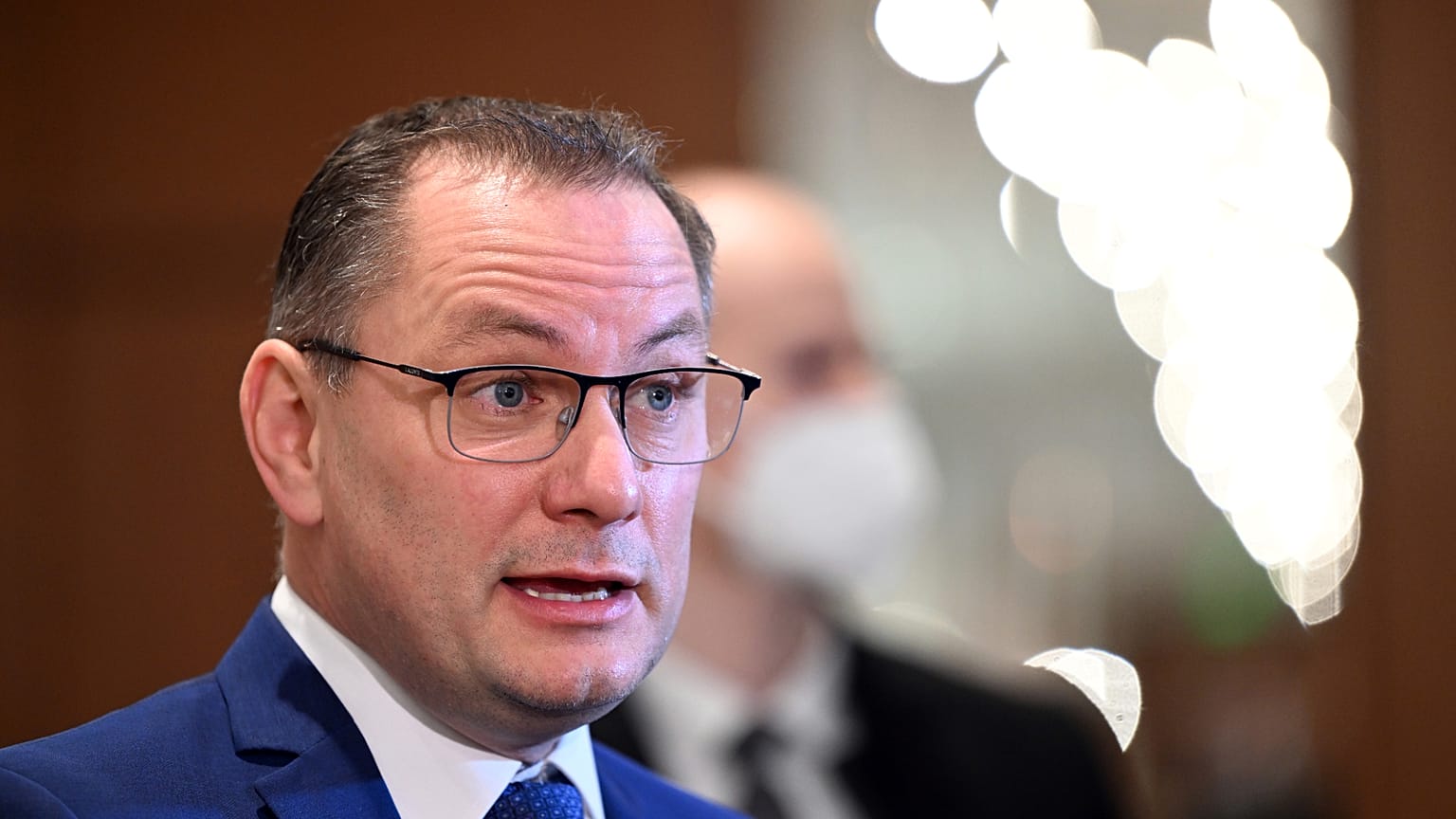 Tino Chrupalla, przewodniczący AfD, udziela wywiadów przed salą sądową w Kolonii w Niemczech, we wtorek, 8 marca 2022 r. 