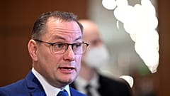 Tino Chrupalla, Vorsitzender der AfD, interviewt vor einem Gerichtssaal in Köln, Deutschland, Dienstag, 8. März 2022. 