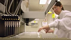 ARCHIVO - Un técnico carga muestras de pacientes en una máquina para su análisis en Myriad Genetics el viernes 31 de mayo de 2002, en Salt Lake City.