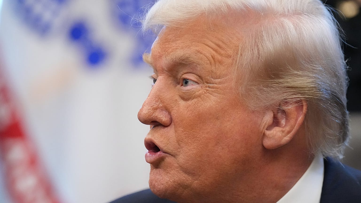 الرئيس دونالد ترامب يتحدث للصحفيين في المكتب البيضاوي بالبيت الأبيض، يوم الاثنين 10 نوفمبر/تشرين الثاني 2025، في واشنطن.