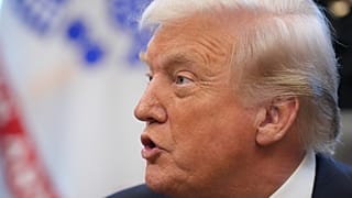 الرئيس دونالد ترامب يتحدث للصحفيين في المكتب البيضاوي بالبيت الأبيض، يوم الاثنين 10 نوفمبر/تشرين الثاني 2025، في واشنطن.
