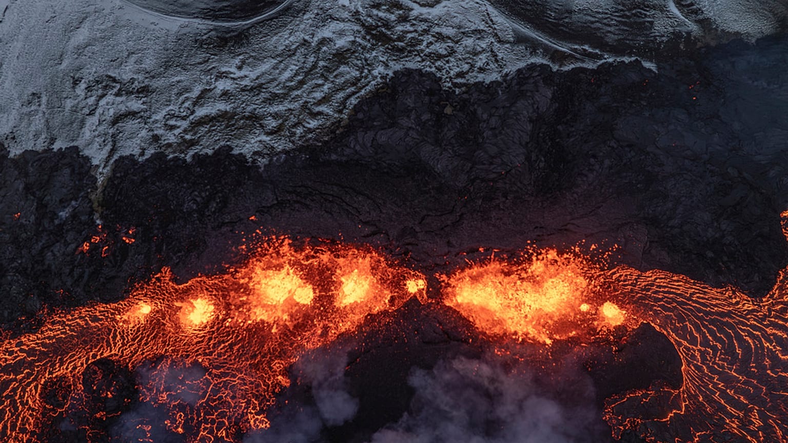 منظر جوي للنشاط البركاني في بركان جريندافيك النشط في شبه جزيرة ريكيانيس في أيسلندا