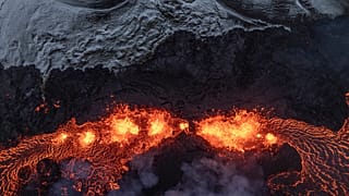 منظر جوي للنشاط البركاني في بركان جريندافيك النشط في شبه جزيرة ريكيانيس في أيسلندا