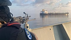 Ένα μέλος της επιχείρησης "Αταλάντα" της Ευρωπαϊκής Ένωσης επανδρώνει ένα πολυβόλο στο ESPS Victoria στα ανοικτά των ακτών της Σομαλίας, 7 Νοεμβρίου 2025.