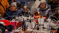 Des personnes chargent leur téléphone dans une tente communautaire à Chernihiv, en Ukraine, le 21 octobre 2025