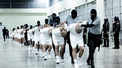 Guardias trasladan a deportados procedentes de EE.UU., presuntamente miembros de pandillas venezolanas, al Centro de Confinamiento de Tecoluca, el 16 de marzo de 2025.