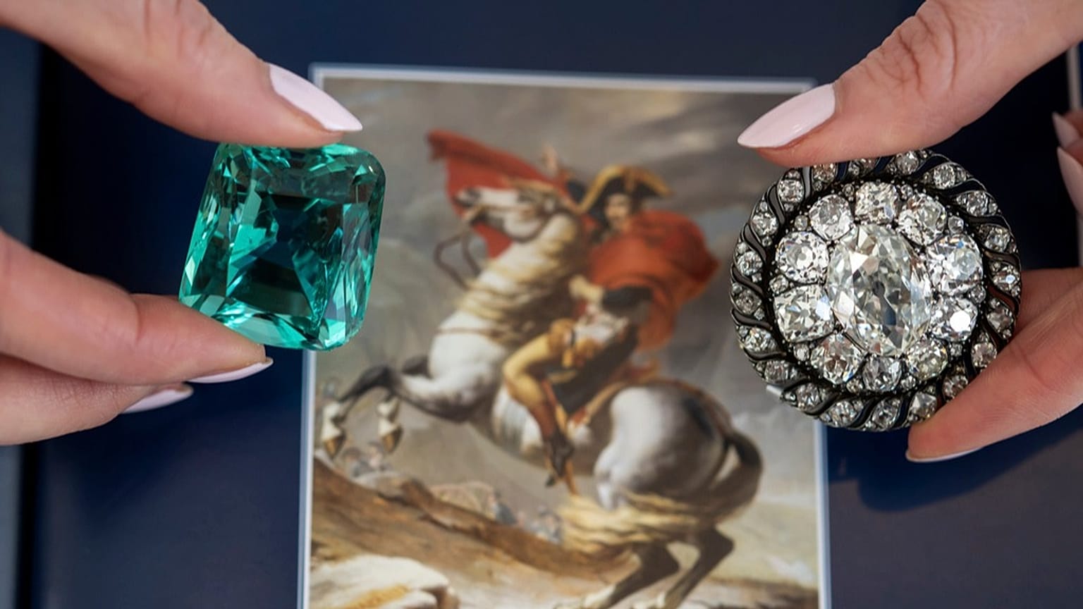 موظفة في دار "سوذبيز" تعرض جوهرة تعود لنابليون خلال تتويجه عام 1804، وبروشًا ماسياً كان يملكه، في جنيف، في 6 نوفمبر 2025.