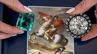 موظفة في دار "سوذبيز" تعرض جوهرة تعود لنابليون خلال تتويجه عام 1804، وبروشًا ماسياً كان يملكه، في جنيف، في 6 نوفمبر 2025.
