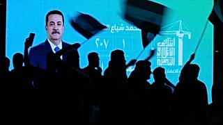 يظهر رئيس الوزراء العراقي محمد شياع السوداني على الشاشة بينما يحتفل أنصاره بعد الإعلان عن نتائج الانتخابات ببغداد، العراق، الأربعاء 12 نوفمبر/تشرين الثاني 2025. 