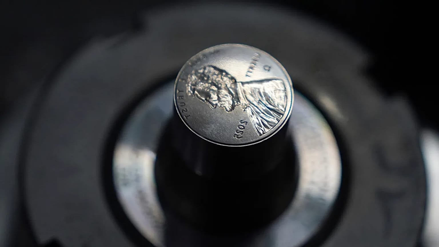 مكبس لسكّ عملة "البنس" في دار سكّ العملة الأمريكية بفيلادلفيا، 12 نوفمبر 2025.