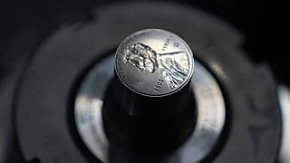 مكبس لسكّ عملة "البنس" في دار سكّ العملة الأمريكية بفيلادلفيا، 12 نوفمبر 2025.