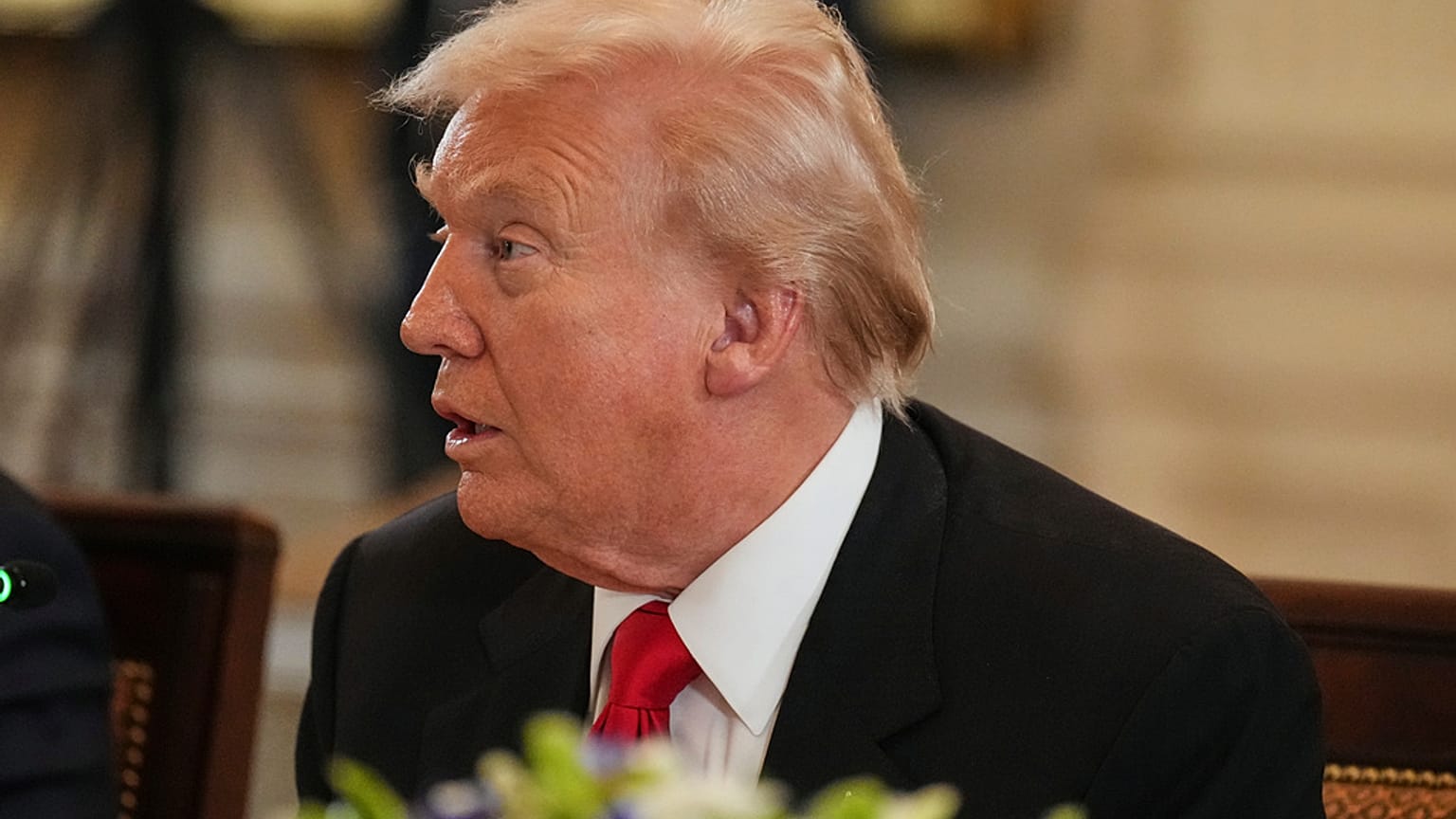 الرئيس دونالد ترامب يحضر عشاءً، الخميس 6 نوفمبر/تشرين الثاني 2025، في الغرفة الشرقية بالبيت الأبيض في واشنطن. 