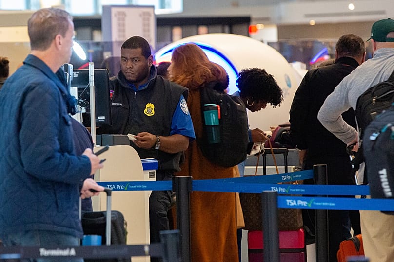 عمال إدارة أمن النقل خلال فترة إغلاق الحكومة موجودون في مطار نيوارك ليبرتي الدولي في نيوارك، نيوجيرسي، يوم الاثنين، 10 نوفمبر/تشرين الثاني 2025.