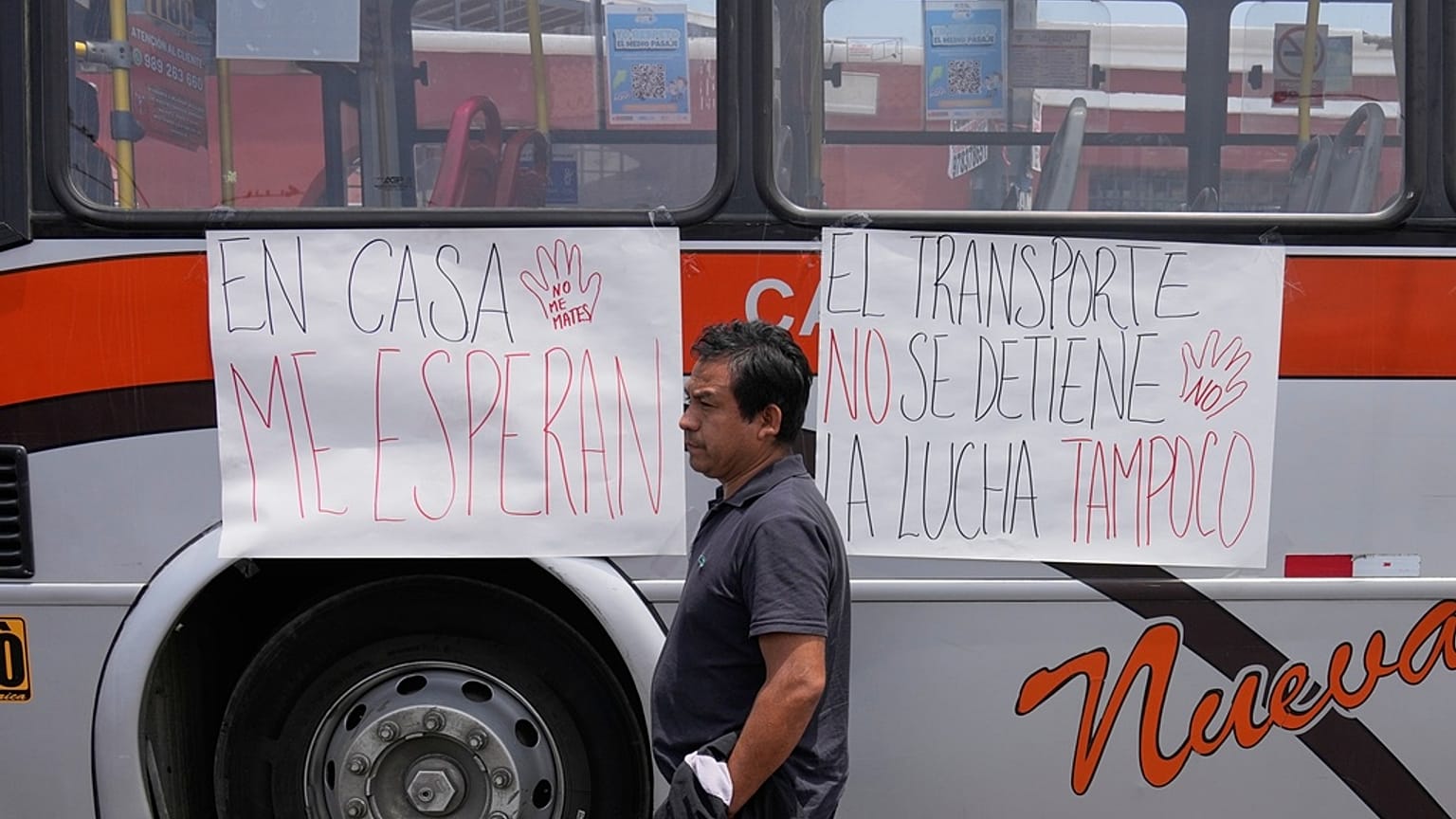 Peru'nun başkenti Lima'da gaspa karşı greve çıkan otobüs şoförlerinin eylemlerinden bir görüntü, 4 Kasım 2025