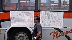 Peru'nun başkenti Lima'da gaspa karşı greve çıkan otobüs şoförlerinin eylemlerinden bir görüntü, 4 Kasım 2025
