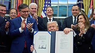 Le président Donald Trump présente le projet de loi de financement signé pour rouvrir l'administration fédérale, dans le Bureau ovale de la Maison Blanche