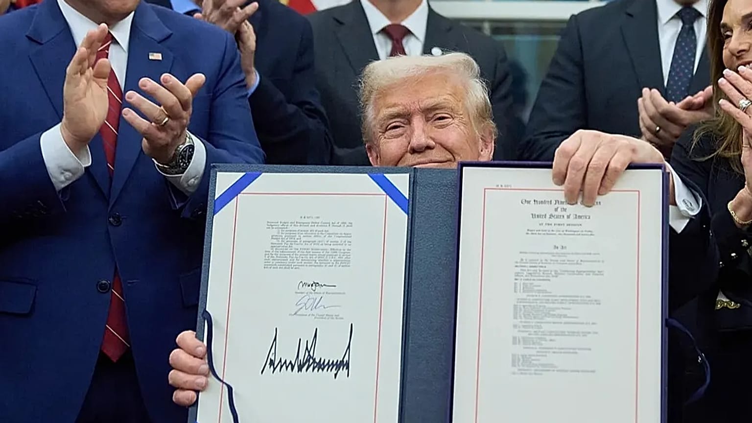 Trump firma el fin del cierre de Gobierno de EE.UU.