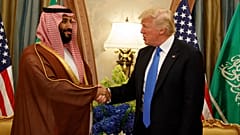 دونالد ترامپ، رئیس‌جمهور آمریکا، در جریان یک دیدار دوجانبه در ریاض با محمد بن سلمان، ۲۰ مه ۲۰۱۷