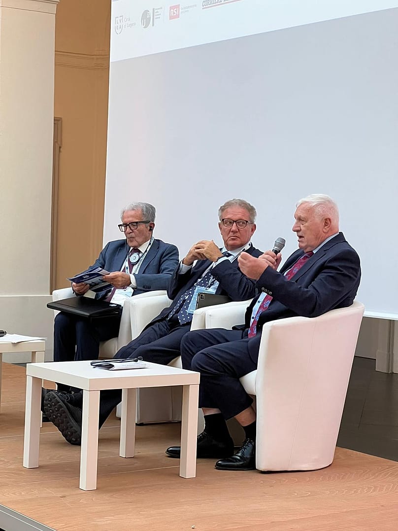 A sin. Romano Prodi, al centro il giornalista Antonio Di Bella, a ds, Václav Klaus al Lugano Global Forum