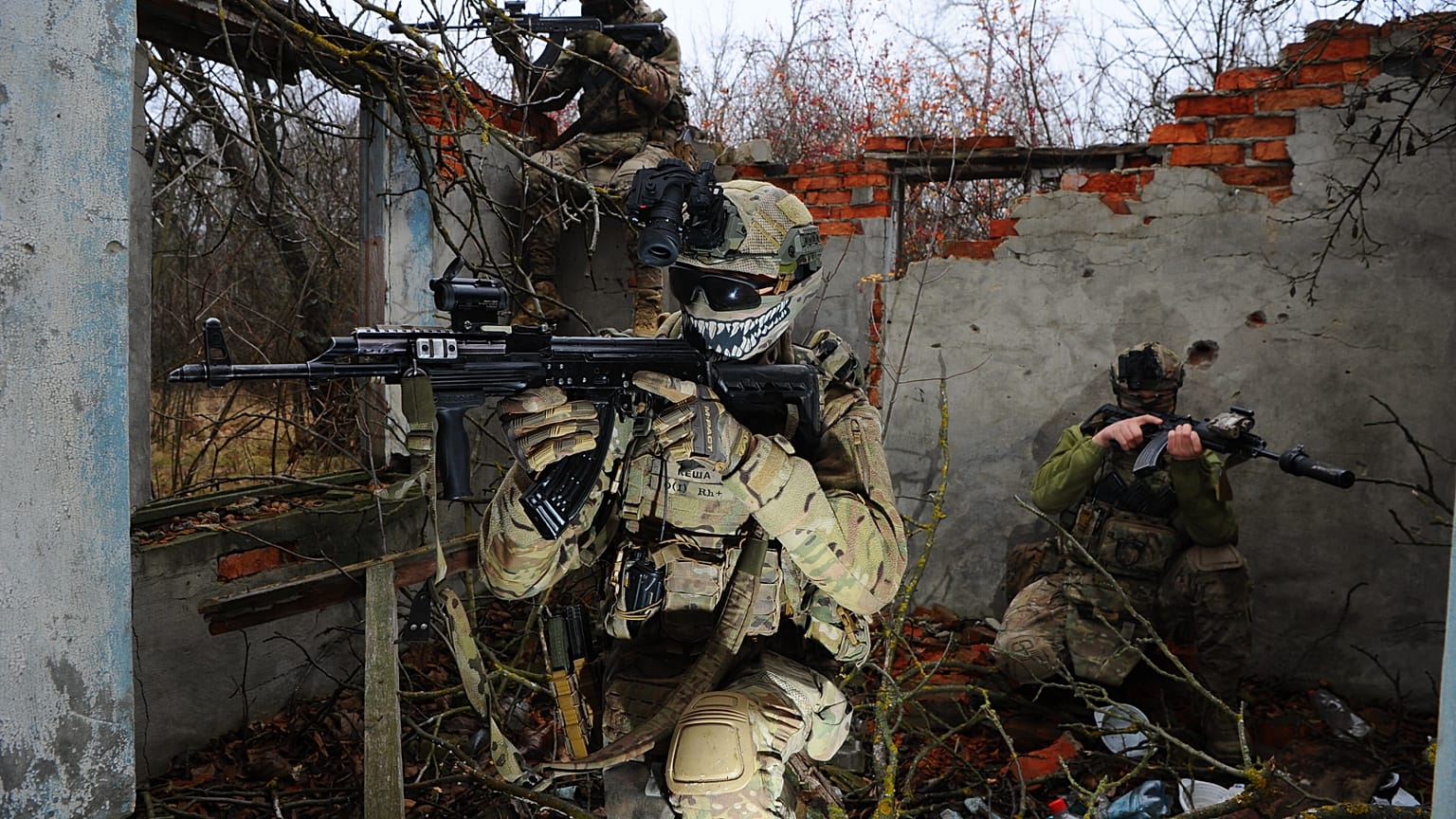 يتدرّب جنود على مهارات عسكرية في ميدان قرب مدينة كوبيانسك في منطقة خاركيف شرقي أوكرانيا، يوم الأحد، 9 تشرين الثاني/نوفمبر 2025. 