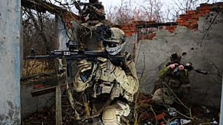 يتدرّب جنود على مهارات عسكرية في ميدان قرب مدينة كوبيانسك في منطقة خاركيف شرقي أوكرانيا، يوم الأحد، 9 تشرين الثاني/نوفمبر 2025. 