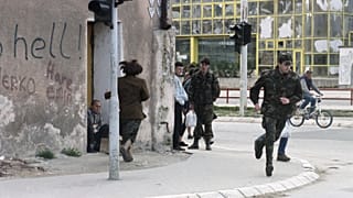 Szarajevó, 1995: katonák és civilek futnak az orvlövészek elől