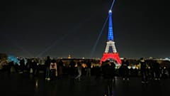 Des personnes se rassemblent sur le Trocadéro, le mercredi 12 novembre 2025, pour l'hommage aux victimes des attentats terroristes qui ont eu lieu il y a 10 ans.