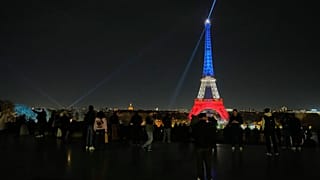 Des personnes se rassemblent sur le Trocadéro, le mercredi 12 novembre 2025, pour l'hommage aux victimes des attentats terroristes qui ont eu lieu il y a 10 ans.