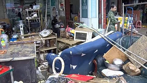 Des militaires déblayent les débris après le passage de la tempête Fung-wong sur l’île, à Yilan, Taïwan, le 13 novembre 2025.